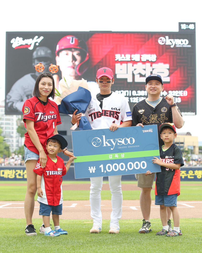 ▲ 박찬호 5월 이달의 감독상 수상 ⓒKIA 타이거즈