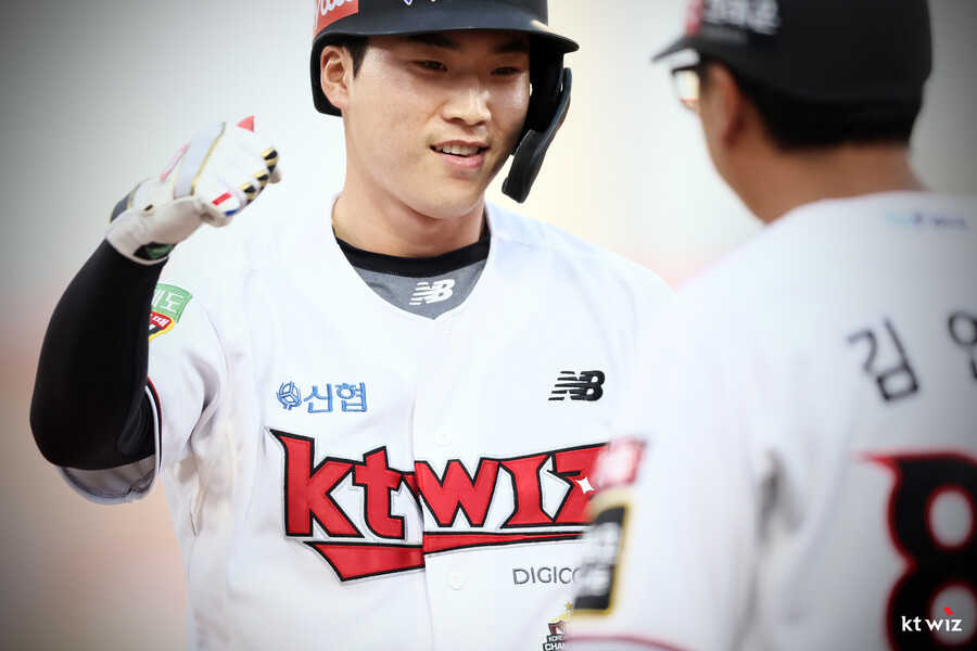 ▲ 장준원은 타율 0.098의 부진을 이겨내고 결승타를 때려냈다. ⓒkt 위즈