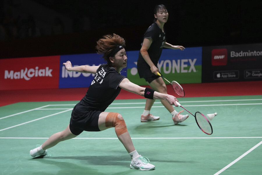 ▲ 이소희(앞)와 백하나가 2023 BWF 인도네시아오픈 여자 복식 준결승전에서 경기를 펼치고 있다. ⓒ연합뉴스/AP