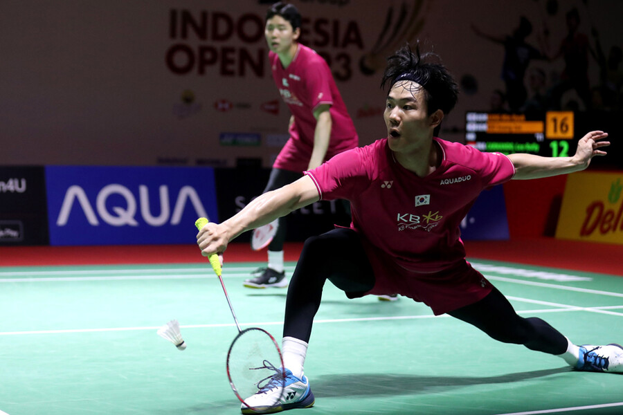 ▲ 강민혁(앞)과 서승재가 2023 BWF 인도네시아오픈에서 경기를 펼치고 있다. ⓒ연합뉴스/AP