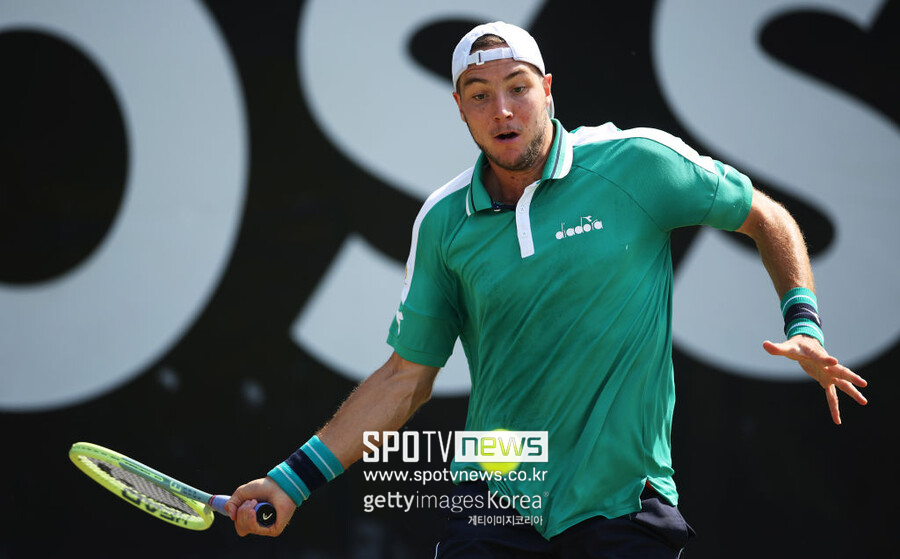 ▲ 얀 레나르드 스트러프가 2023년 ATP 투어 보스오픈 준결승전에서 경기를 펼치고 있다.