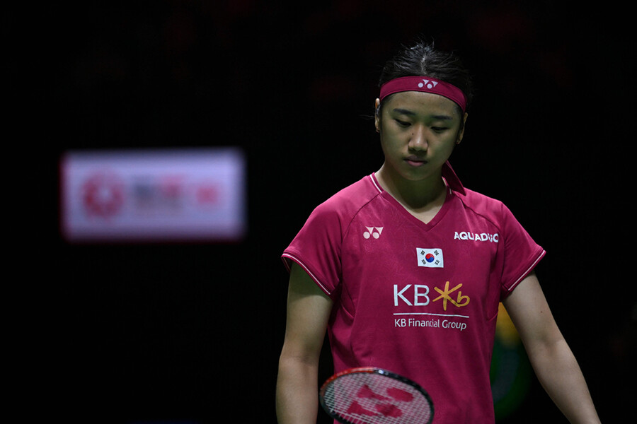 ▲ 2023 BWF 인도네시아오픈 여자 단식 준결승에서 경기가 풀리지 않자 고개를 떨구는 안세영 ⓒ연합뉴스/AFP