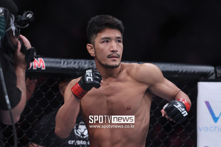 위기에서 빛난 환상적인 '슥빡'…강경호 1R 초크 승으로 UFC 통산 8승
