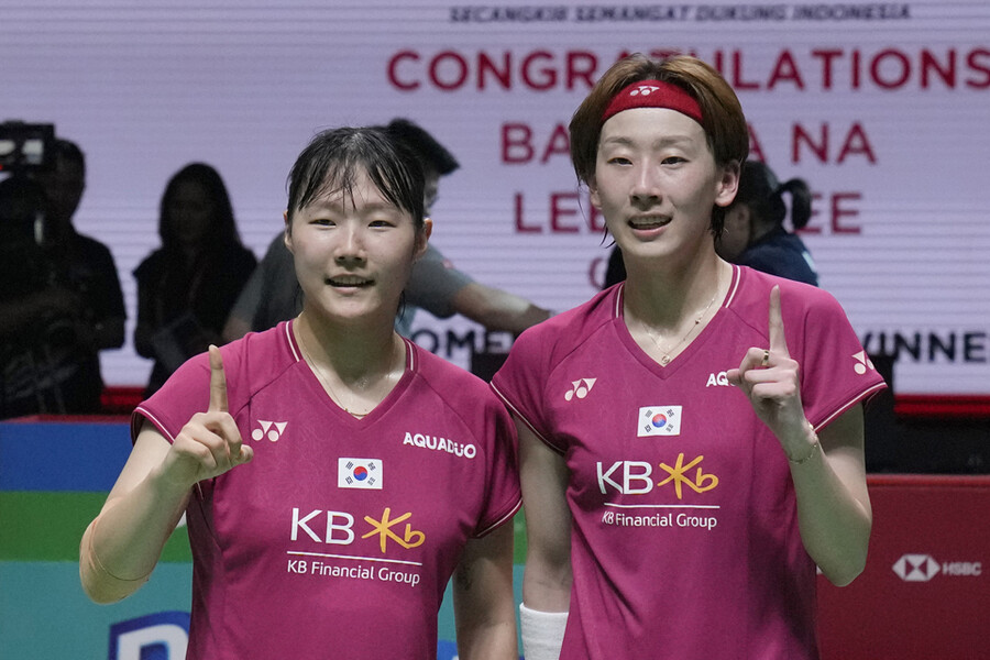 ▲ 2023 BWF 인도네시아오픈 여자 복식에서 우승한 이소희(오른쪽)와 백하나가 우승 세리머니 '1'를 보여주고 있다. ⓒ연합뉴스/AP