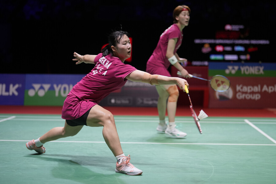 ▲ 백하나(앞)와 이소희가 2023 BWF 인도네시아오픈 여자 복식 결승전에서 경기를 펼치고 있다. ⓒ연합뉴스/AP