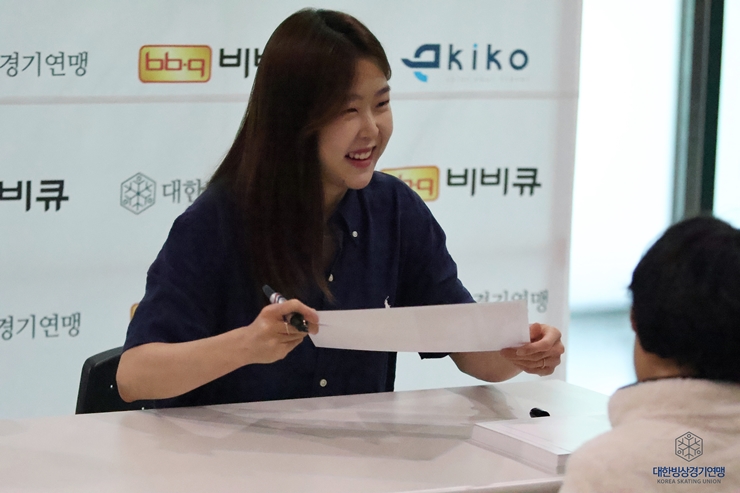 ▲ 김민선이 제28회 대한빙상경기연맹회장배 전국생활체육빙상대회에서 팬 사인회를 가졌다. ⓒ대한빙상경기연맹