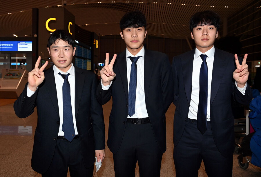 ▲김지찬, 이재현, 김현준(왼쪽부터) 스프링캠프 출국 직전 기념 촬영을 하고 있다. ⓒ삼성 라이온즈