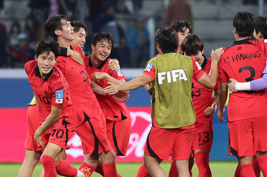 ▲ 20세 이하 축구대표팀, U-20 월드컵을 4위로 마쳤다. 팀을 이끈 김은중 감독(사진 맨 아래) ⓒ연합뉴스