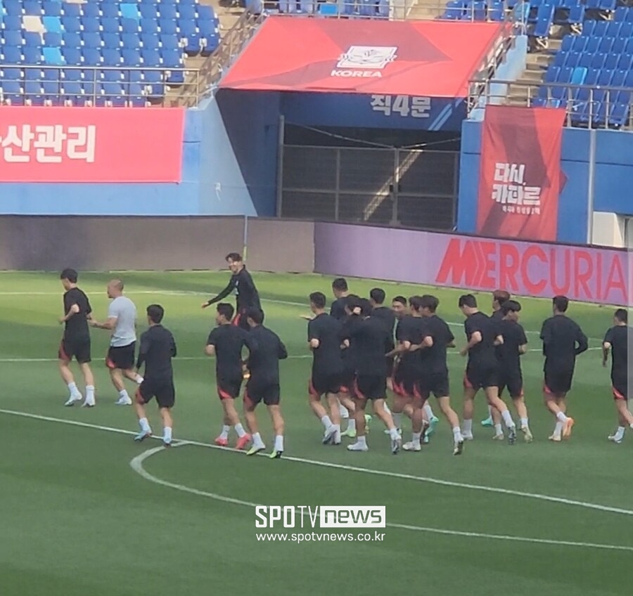 ▲ 빈 골대에 공을 넣은 후 관중석을 향해 어퍼컷 세리머니를 선보인 손흥민. 러닝 중 뒤따라 오는 동료들을 쳐다보며 활짝 웃고 있다. ⓒ스포티비뉴스DB