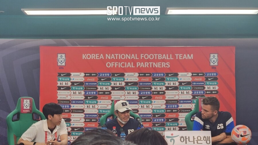 ▲ 경기 전 기자회견에 나선 우고 페레즈 엘살바도르 감독과 핵심 수비수 사발레타.