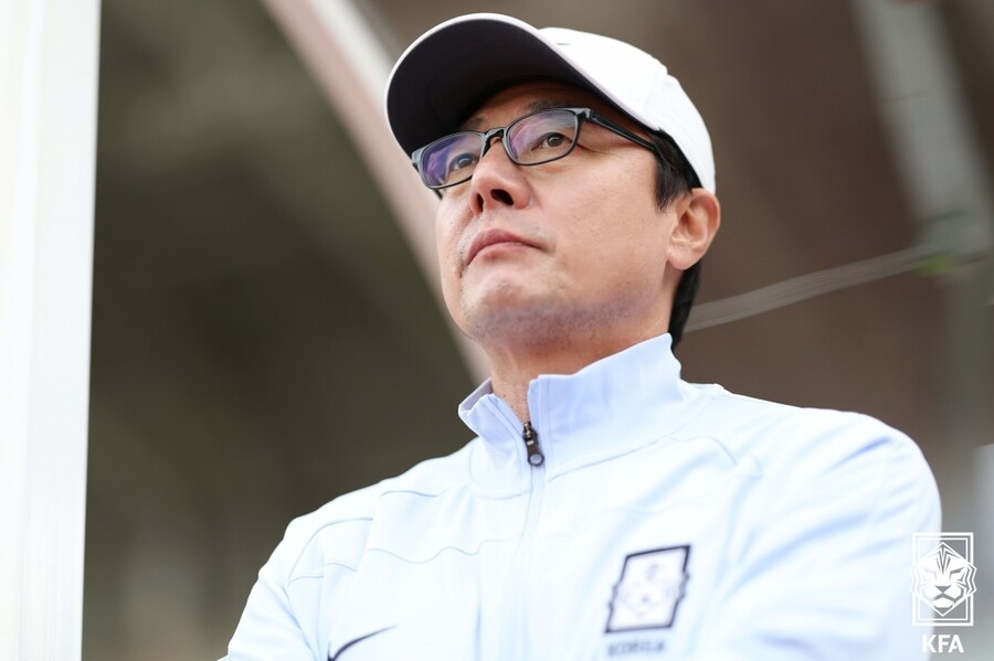 ▲ 중국에 패한 황선홍 감독. 아시안게임까지 고민이 깊어졌다  ⓒ대한축구협회