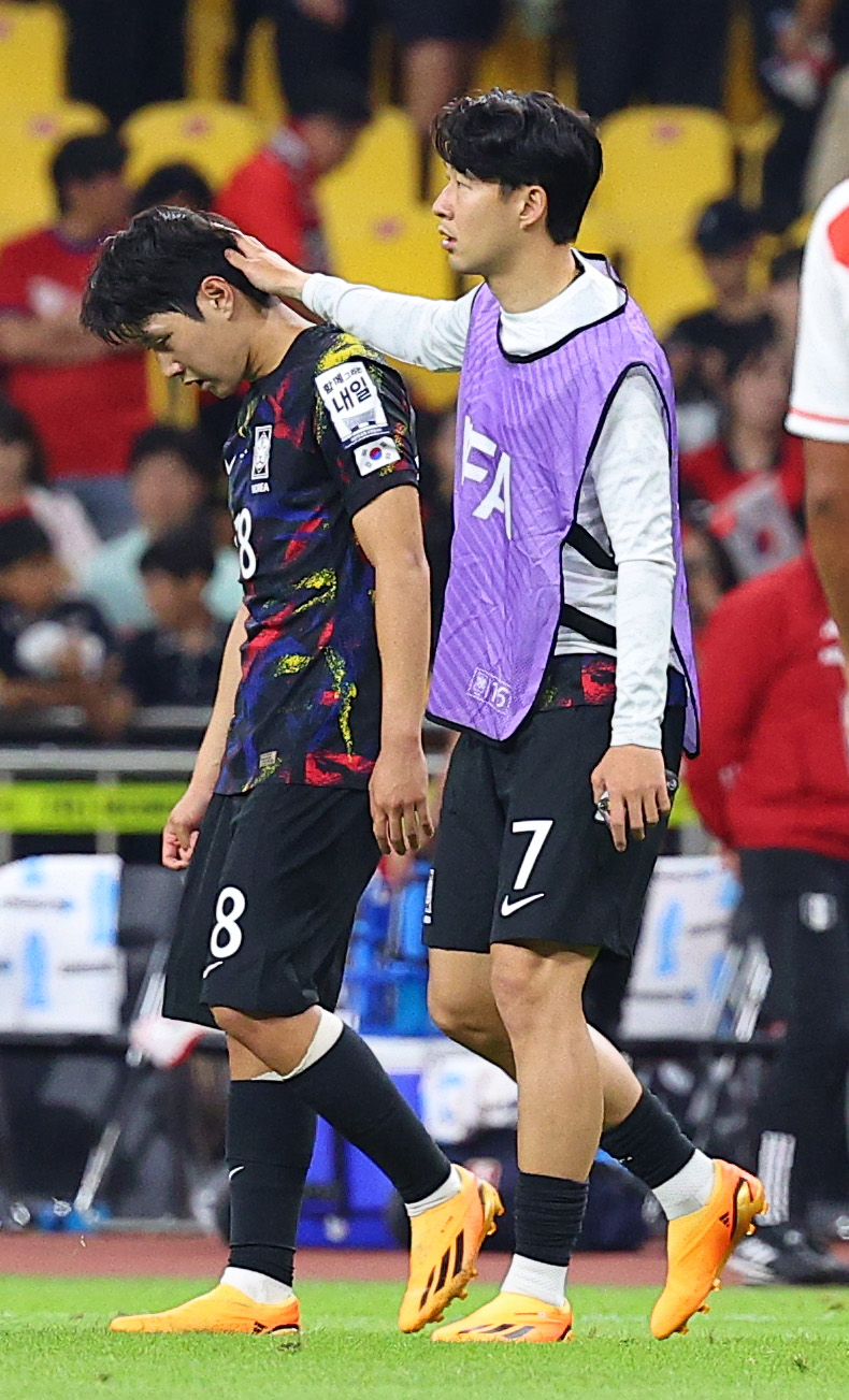 ▲ 16일 부산 아시아드주경기장에서 열린 축구 국가대표팀 평가전 대한민국과 페루의 경기가 0-1 한국의 패로 끝난 뒤 대표팀 손흥민(오른쪽)이 이강인을 위로하고 있다.  ⓒ연합뉴스