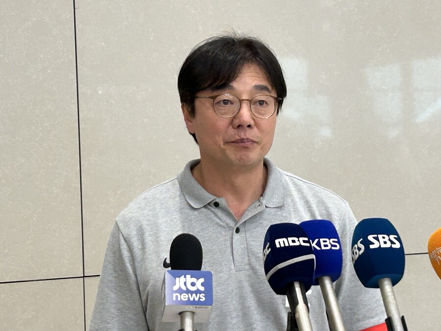 ▲ 황선홍 아시안게임 축구대표팀 감독이 20일 인천공항을 통해 귀국하면서 취재진과 만나 인터뷰하고 있다. ⓒ연합뉴스