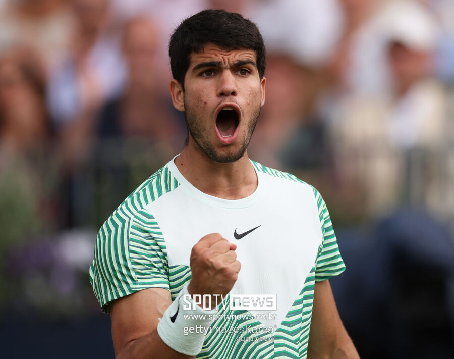 ▲ 카를로스 알카라스가 2023 ATP 투어 신치 챔피언십 1회전에서 득점을 올린 뒤 주먹을 불끈 쥐고 있다.