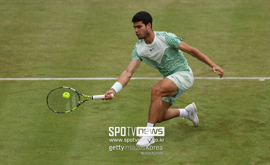 ▲ 카를로스 알카라스가 2023 ATP 투어 신치 챔피언십 1라운드에서 경기를 펼치고 있다.