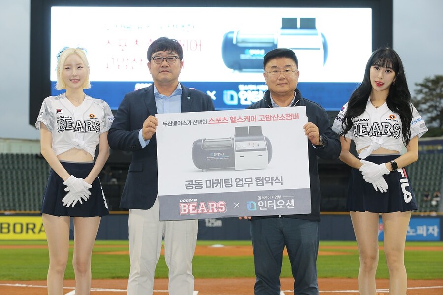 ▲ 인터오션 채재익 대표(왼쪽에서 두번째)가 김태룡 두산 단장과 기념촬영 중이다. ⓒ두산 베어스