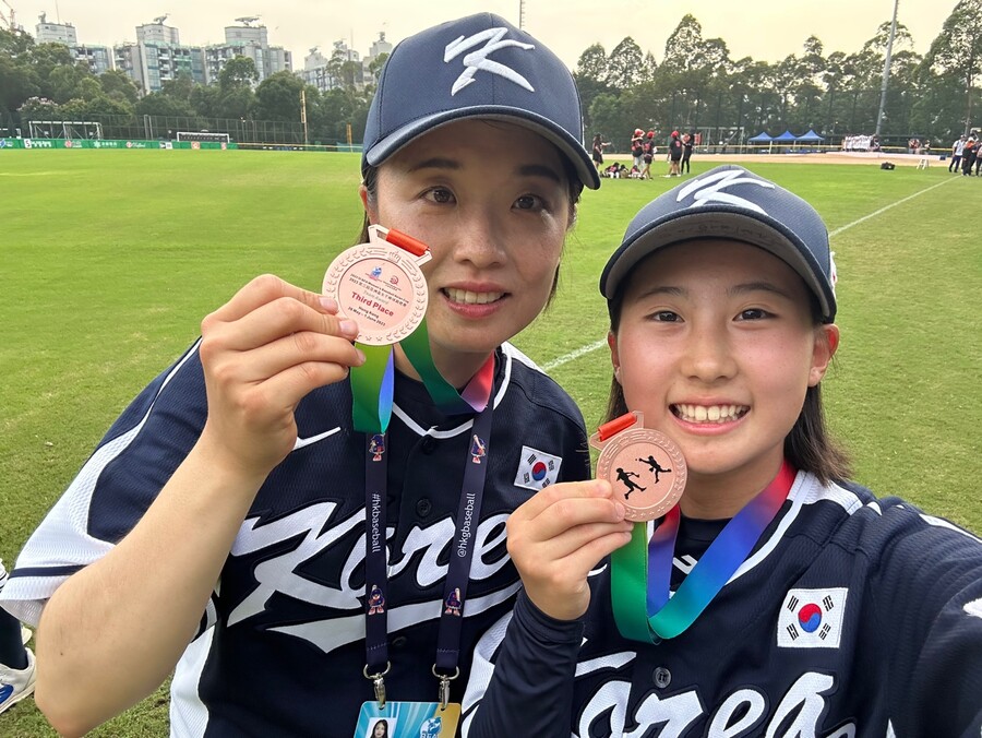▲ 투수조 최고참 김보미(왼쪽)와 막내 라인 오노 사유리. ⓒ오노 사유리 제공