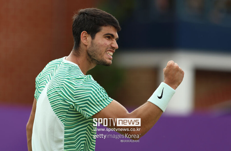 ▲ 카를로스 알카라스가 2023 ATP 투어 신치 퀸즈클럽 챔피언십 단식 16강전에서 득점을 올린 뒤 주먹을 불끈 쥐고 있다.