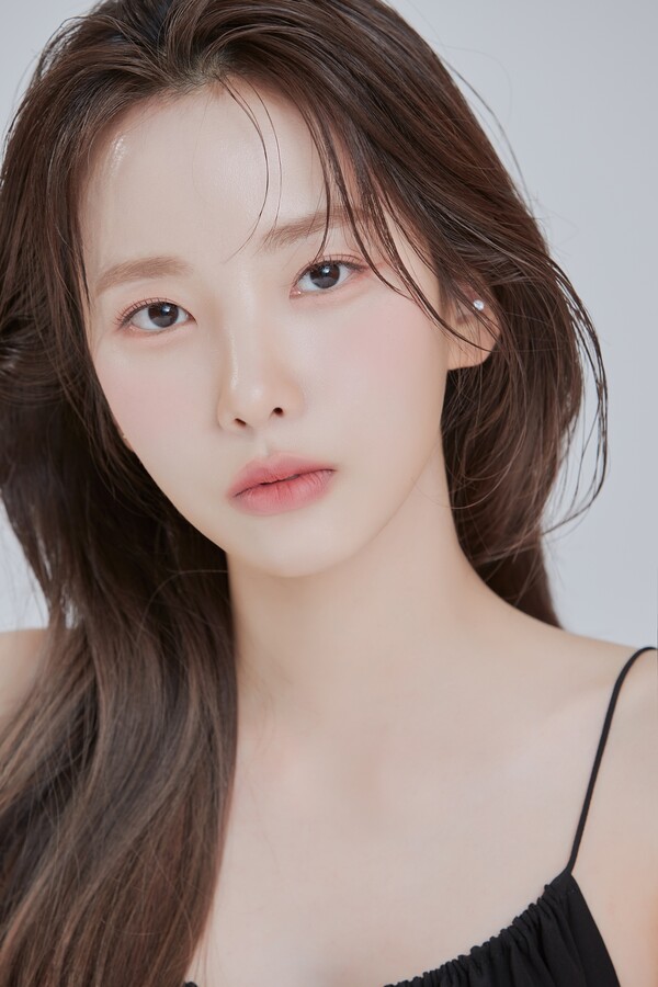지숙, 스타잇엔터테인먼트와 재계약…성숙‧청초  새프로필 공개