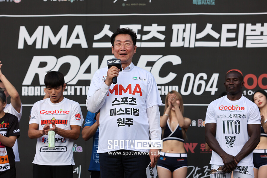 ▲ 원강수 원주시장이 기존 치악체육관을 리모델링해 세계 최초 MMA 전용 경기장으로 활용하겠다고 발표했다. ⓒ 원주, 이교덕 기자
