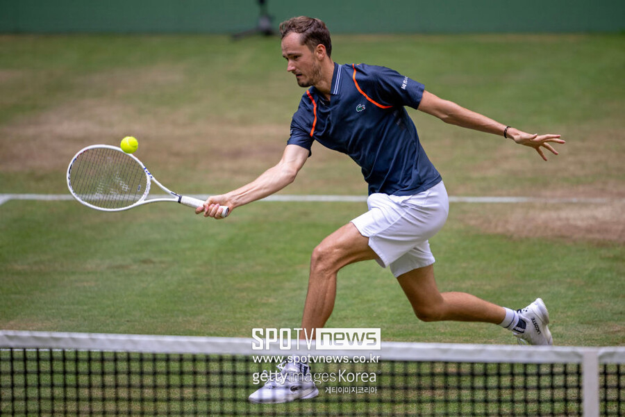▲ 다닐 메드베데프가 2023년 ATP 투어 할레오픈 8강전에서 경기를 펼치고 있다.