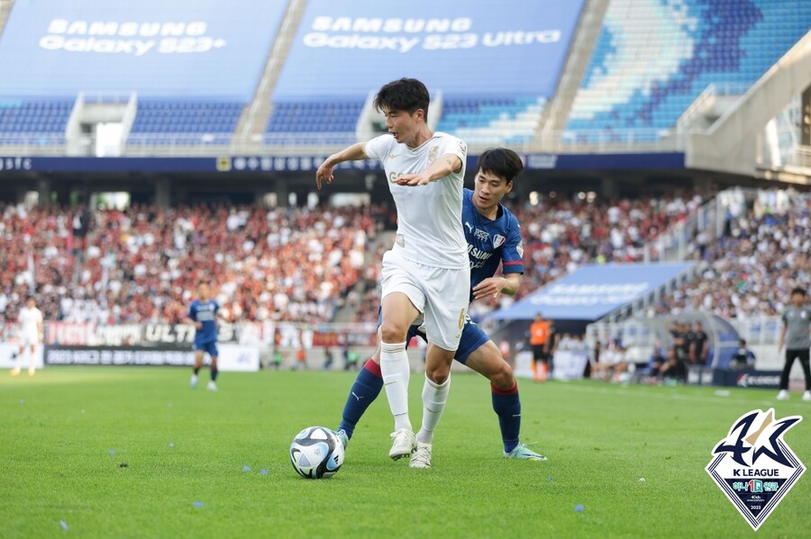 ▲ 경합하는 기성용과 고명석. ⓒ한국프로축구연맹