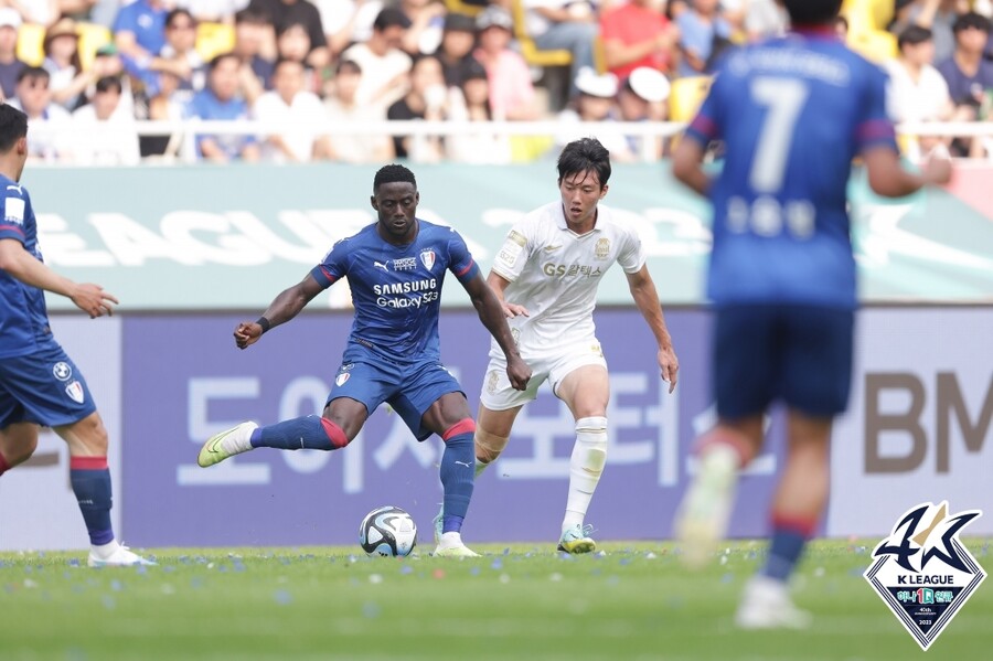 ▲ 아코스티를 막아서는 이한범. ⓒ한국프로축구연맹