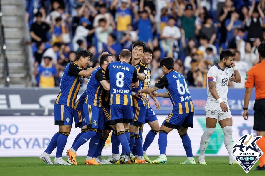 ▲ 울산 김태환이 경기 시작 2분 만에 골망을 뒤흔들었다 ⓒ한국프로축구연맹