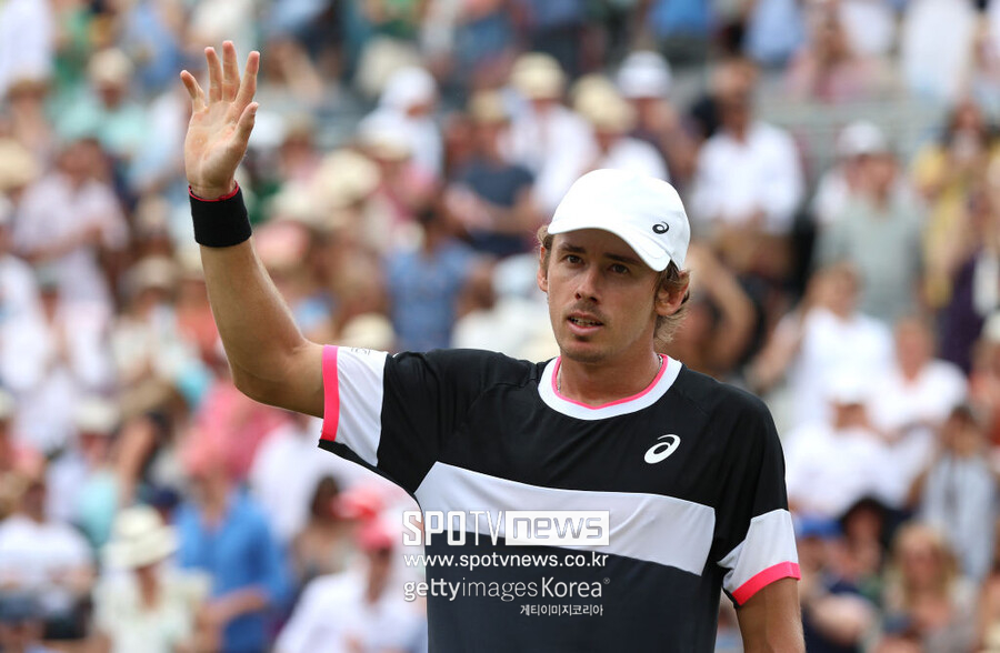 ▲ 2023년 ATP 투어 신치 퀸즈 챔피언십 단식 결승에 진출한 알렉스 디미노가 관중들의 갈채에 답례하고 있다.