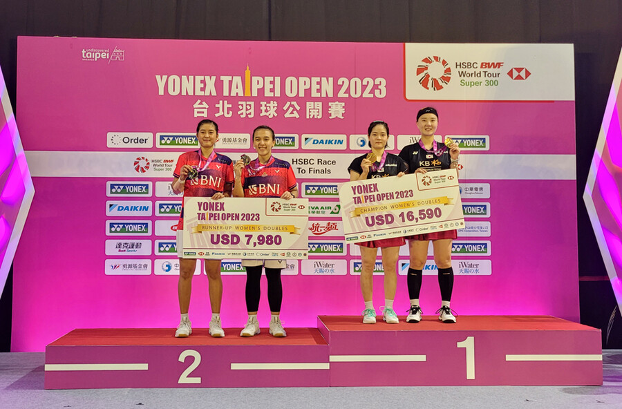 ▲ 2023 BWF 대만오픈 여자 복식에서 우승한 신승찬(맨 오른쪽)과 이유림(오른쪽에서 두 번째) ⓒ대한배드민턴협회