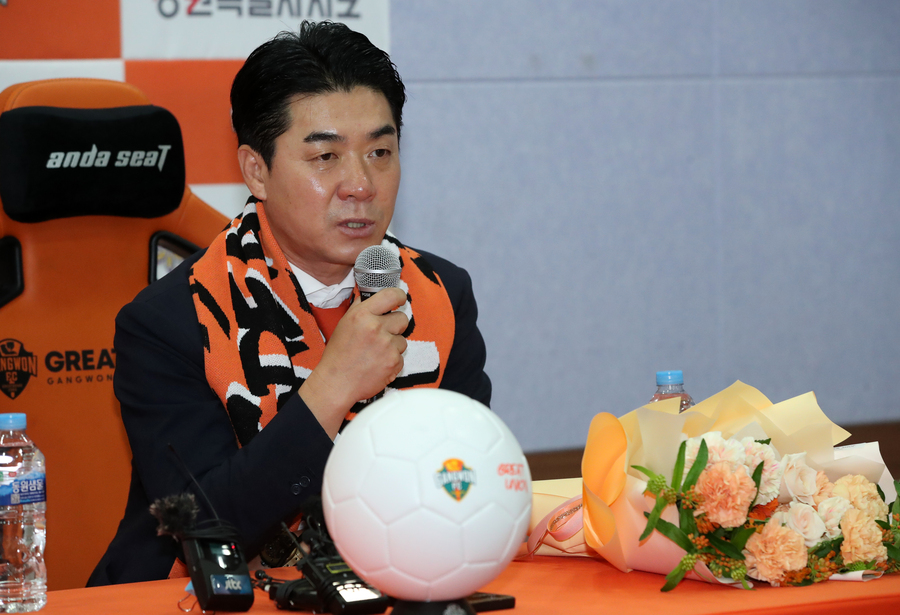 ▲ 19일 오후 강원 FC 클럽하우스에서 열린 프로축구 강원 미디어데이에서 강원FC 제10대 감독으로 선임된 윤정환 감독이 포부를 밝히고 있다.  ⓒ연합뉴스