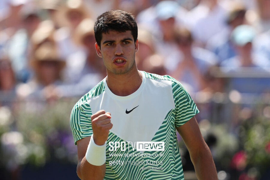 ▲ 카를로스 알카라스가 2023 ATP 투어 신치 챔피언십 단식 결승전에서 득점을 올린 뒤 주먹을 불끈 쥐고 있다.