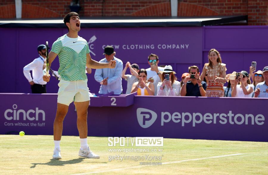 ▲ 2023 ATP 투어 신치 퀸즈클럽 챔피언십에서 우승을 확정한 카를로스 알카라스가 포효하고 있다.