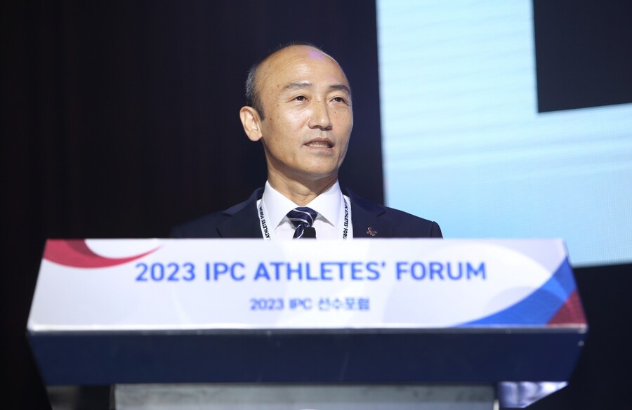 대한장애인체육회 이천선수촌에서 열린 2023 IPC 선수포럼 개회식에서 정진완 회장이 기조연설을 하고 있다. ⓒ대한장애인체육회