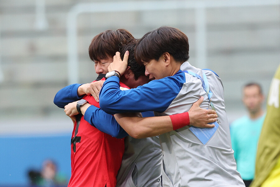 ▲ 이영준(사진 위)과 최석현(사진 아래)을 안아주는 김은중 감독  ⓒ연합뉴스