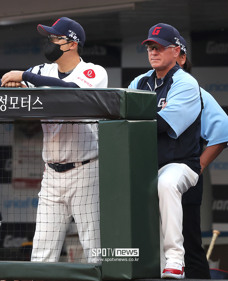 단독 1위 돌풍→4승 15패 부진→불화설→보직변경…벼랑 끝 롯데의 운명은?