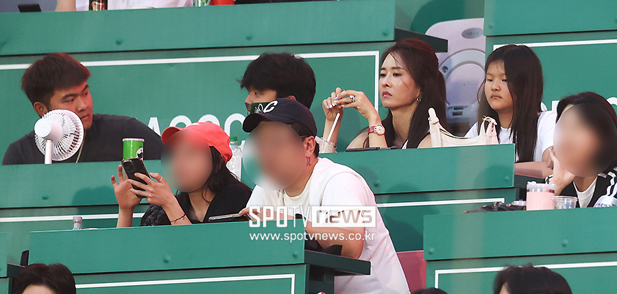 [포토S] '추신수 아내' 하원미, '남편 무안타에 시무룩'