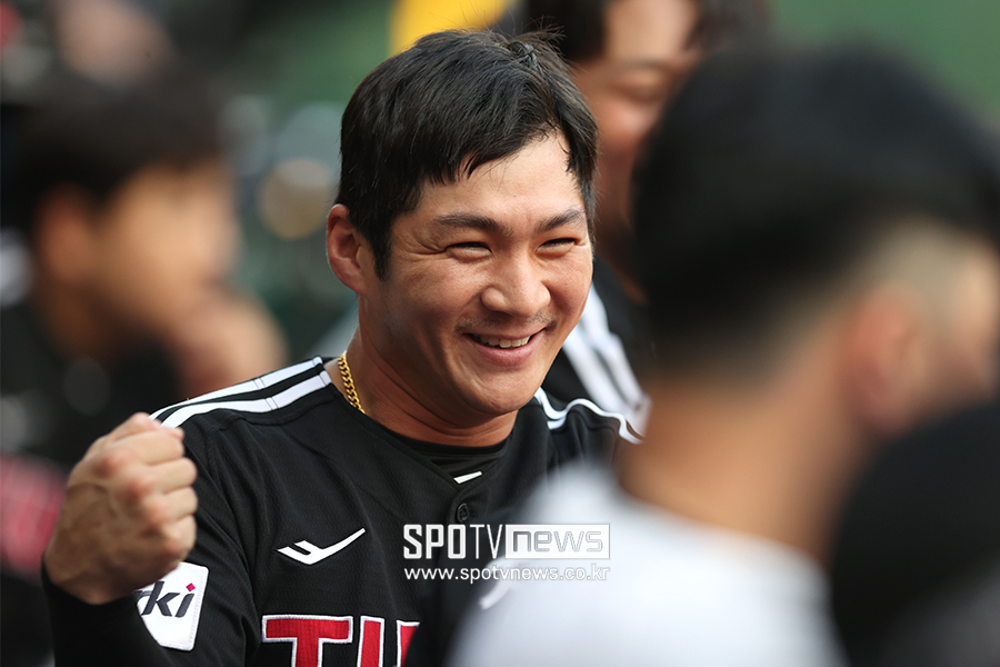 '마수걸이 홈런' 오지환, 더그아웃에서 당황하며 주먹 휘두른 이유는?