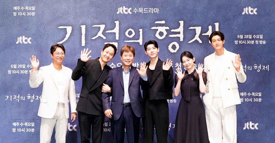 '기적의 형제' 박찬홍 감독 "하반신 마비 아들과 산티아고 같이 걷는 기적 일어나길"