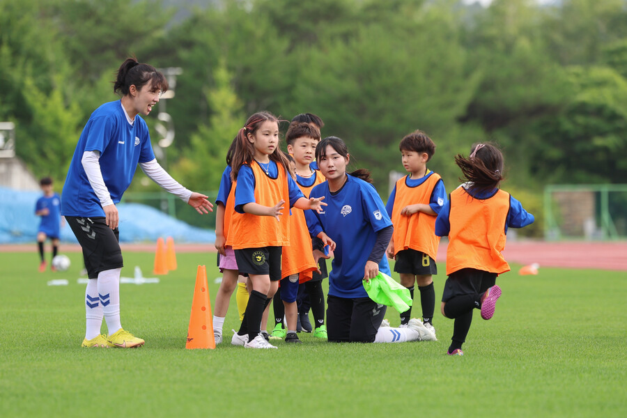 ▲ 화천KSPO 여자축구단이 연고지인 화천군 내 유소년 및 여성 축구인을 대상으로 건강한 스포츠 문화 확산을 위한 재능기부 행사를 진행했다. ⓒ 국민체육진흥공단