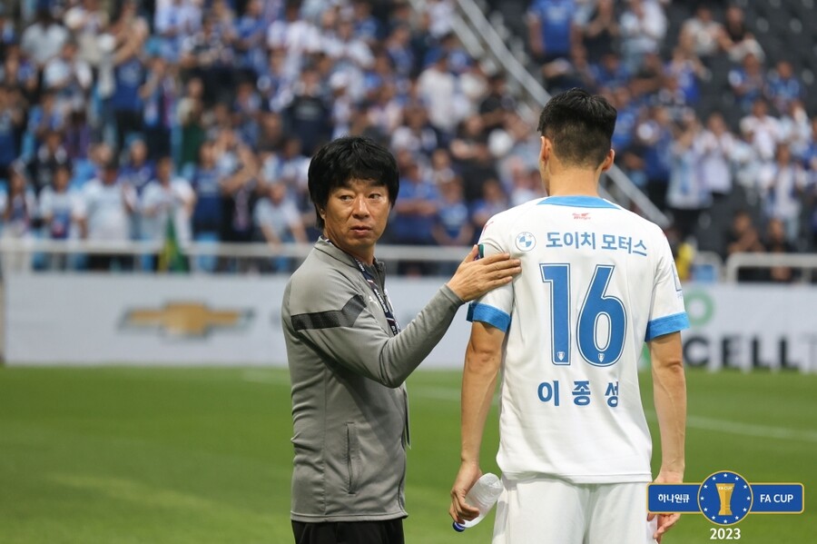 ▲ 부진 탈출 해법 찾기가 시급한 수원 김병수 감독 ⓒ대한축구협회