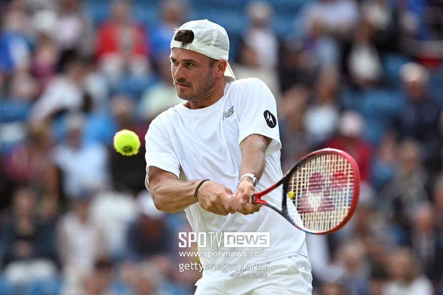 ▲ 토미 폴이 2023 ATP 투어 이스트본 인터내셔널 8강전에서 경기를 펼치고 있다.