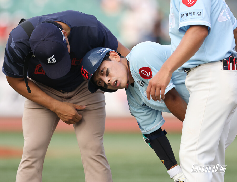 ▲ 고통을 호소하는 황성빈 ⓒ 롯데 자이언츠