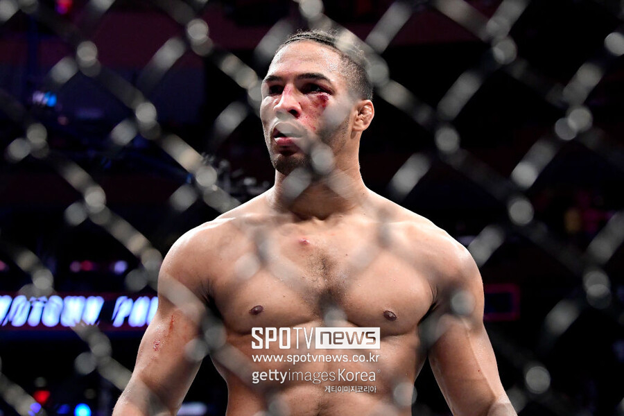 '흥국 리' 케빈 리, 비틀비틀 갈지자(之) 행보…UFC 복귀전 55초 만에 초크 걸려 기절