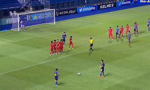▲ AFC U-17 아시안컵 결승전에서 한국이 판정 피해를 본 장면들. 한국의 명백한 페널티킥이 무시됐고 일본의 프리킥 위치는 상당히 앞당겨졌다 ⓒ 중계영상 캡쳐