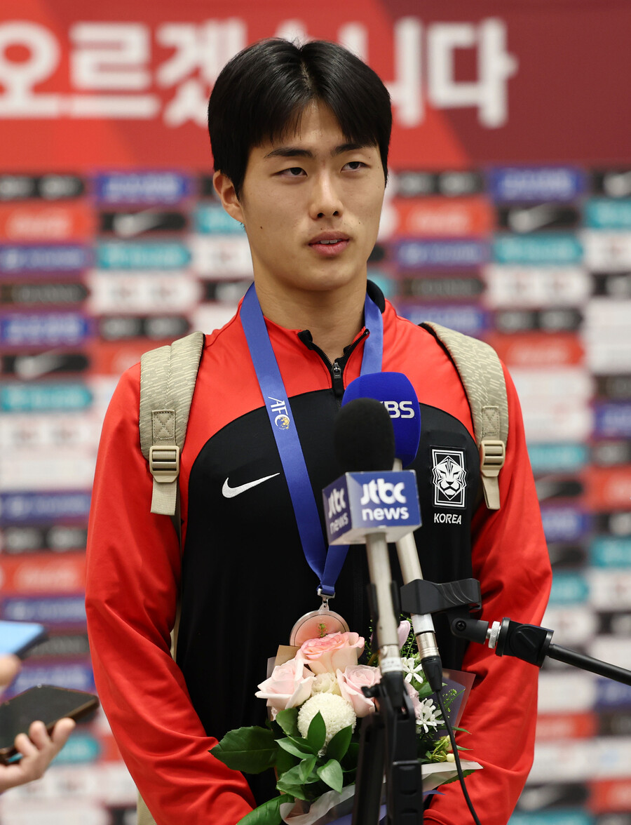 ▲ 아시아축구연맹(AFC) U-17 아시안컵에서 준우승을 차지한 17세 이하(U-17) 남자 축구대표팀의 주장 김명준이 4일 오전 인천국제공항 제2터미널에서 귀국한 뒤 취재진과 인터뷰를 하고 있다. ⓒ연합뉴스