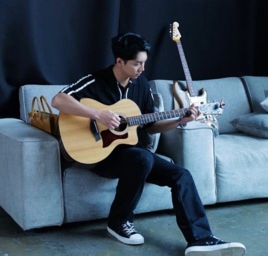기타 치며 돌아온 '새신랑'…'이다인♥' 이승기, 한달만에 SNS 재개