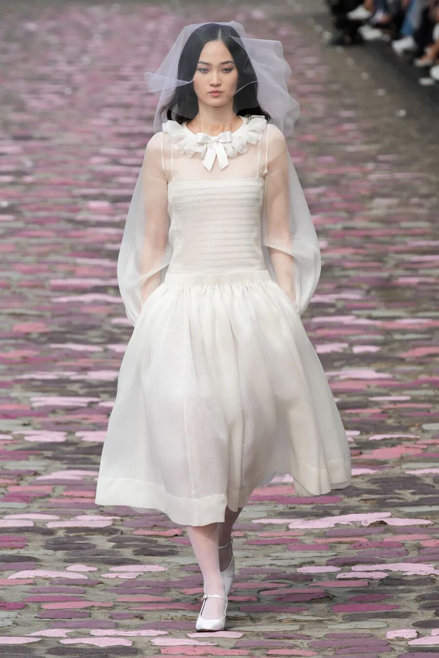 ▲ 2023-24 F/W 샤넬 오트쿠튀르 컬렉션 엔딩 무대에 오른 신현지. 제공|보그 런웨이