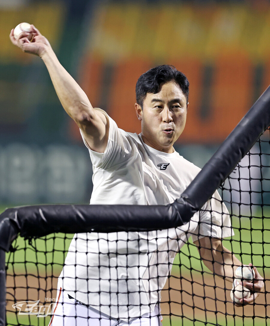 '나름 KBO 67승 투수' 최원호 감독은 왜 직접 배팅볼을 던졌나