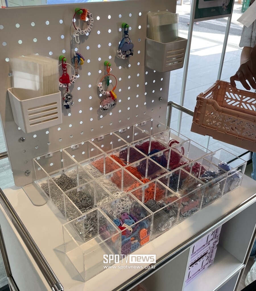 ▲ 굿즈숍의 야심작 DIY 팔찌. ⓒ 신원철 기자